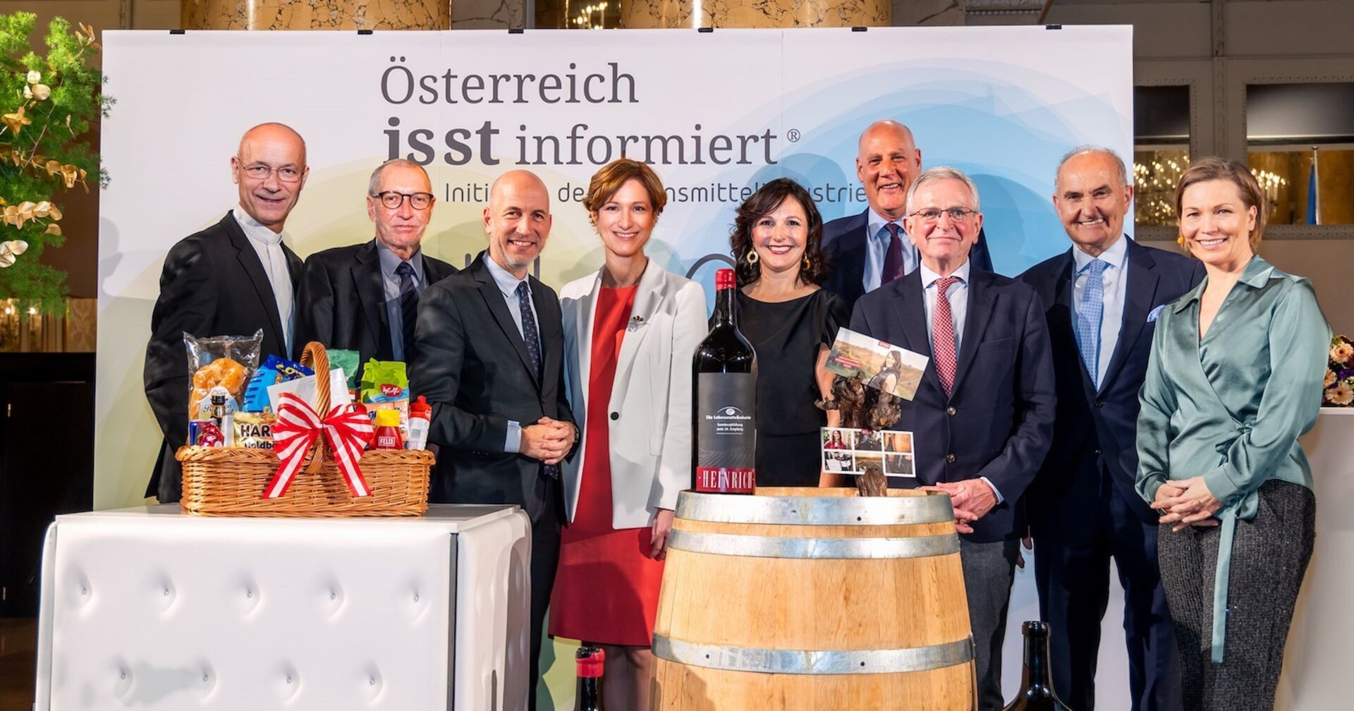 Gruppenbild vor Aufsteller &quot;Österreich isst informiert&quot;