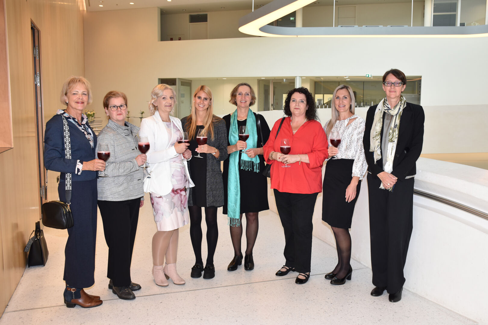 Karin Gisinger (war 27 Jahre bei der VEV) mit Daniela Eberharter, Dusanka Culina, Melanie Schöller, Erna Hämmerle, Karin Pascher, Carmen Zimmermann und Leiterin Andrea Schwaninger (alle VEV