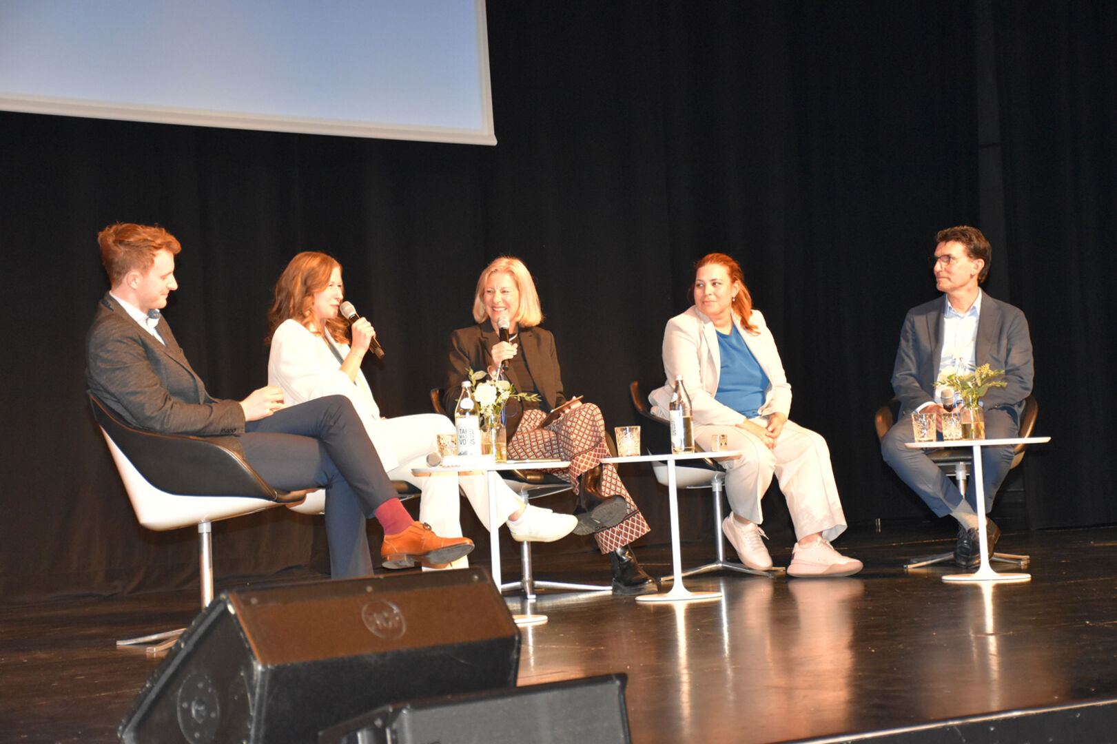 Ökonom &amp; Zufriedenheitsforscher Timon Renz, Staatssekretärin Claudia Plakolm, Raphaela Stefandl, NR-Abgeordnete Nina Tomaselli, Wilfried Hefel (RIVA &amp; Hefel)