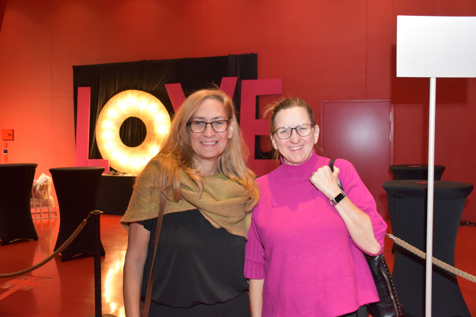 Jutta Rinderer (Peoples, Sales Manager) und Klaudia Hauss (Vorarlberger Kinderdorf)