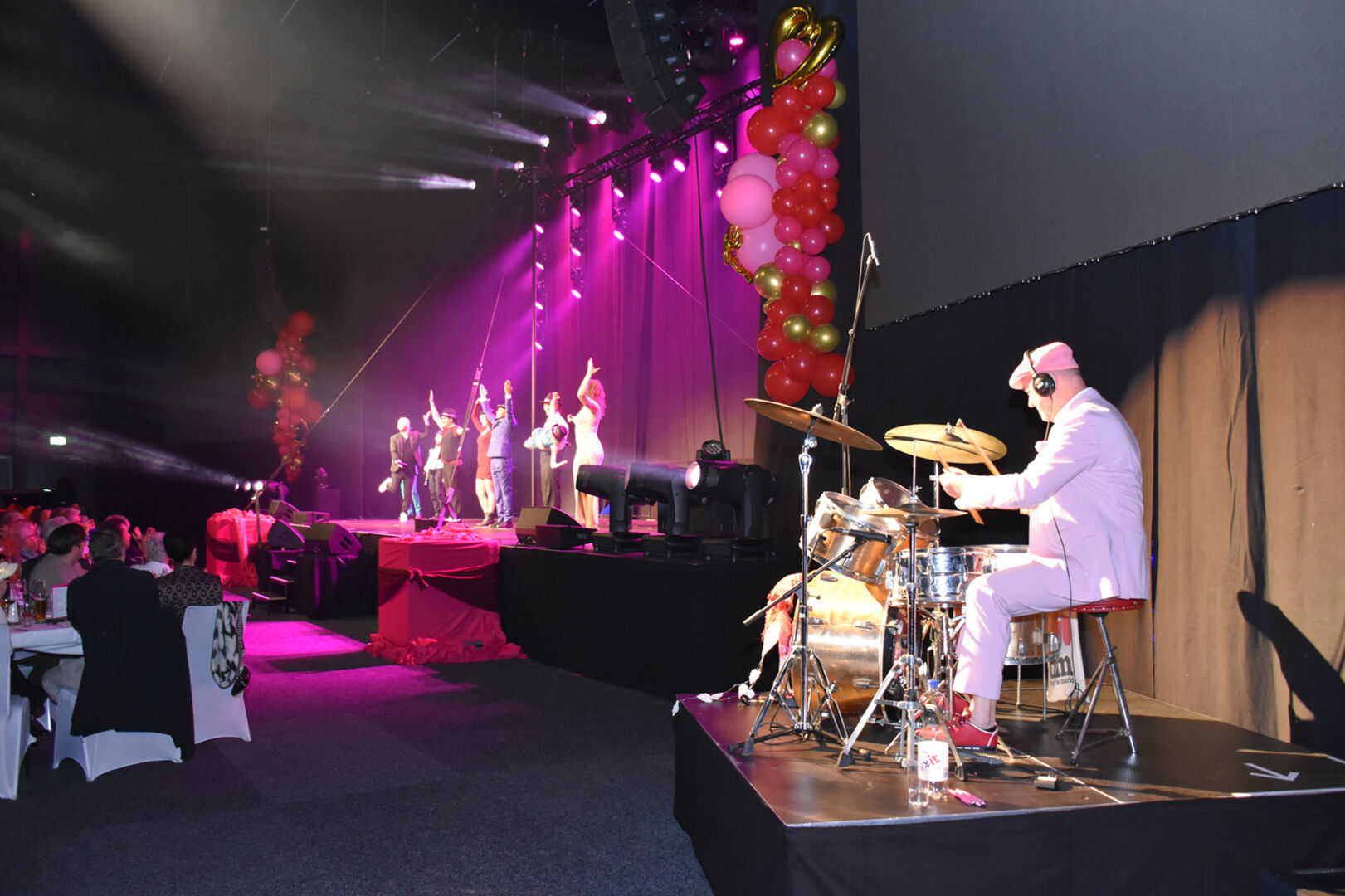 Show-Opener mit Schlagzeugsolo durch Heinz Wendel, der schon bei den „Die Trocaderos“ die Schlagstöcke schwang.