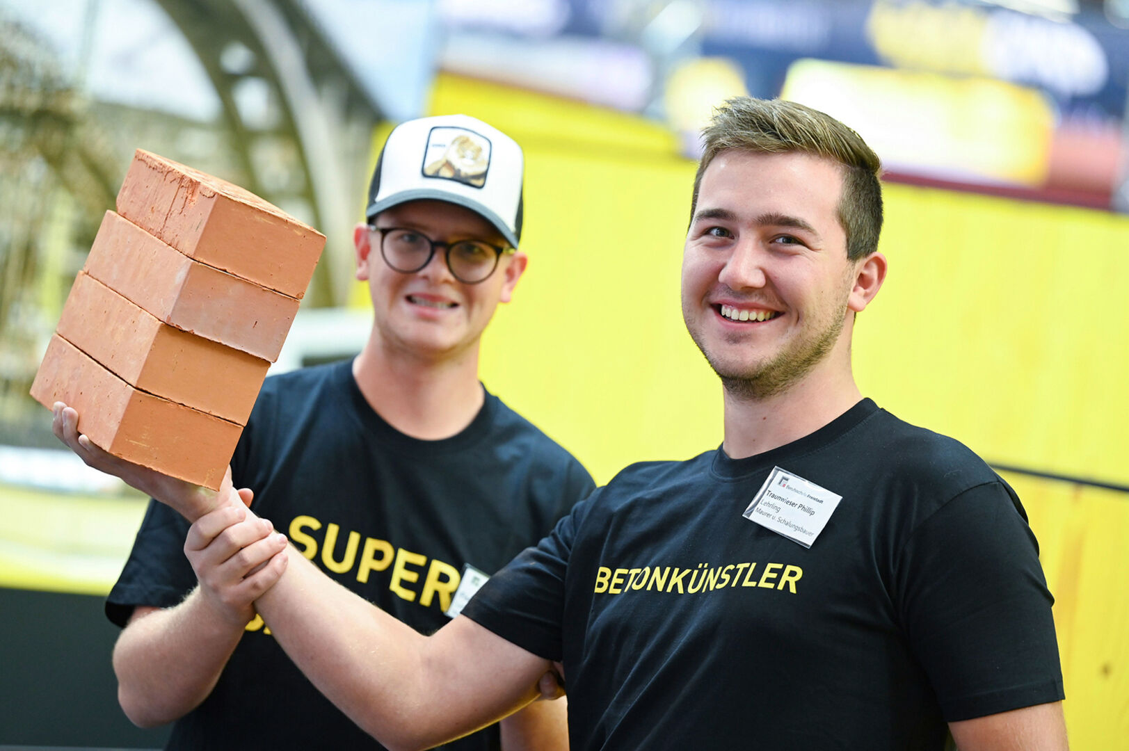 Zwei Lehrlinge am Bau | Credit: Roebl