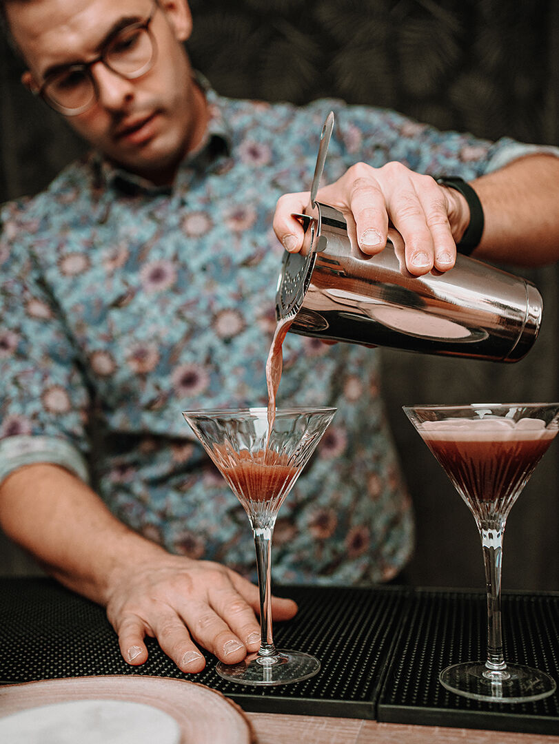 Barista-Meister Hannes Andexer schenkt seinen Drink „Aurora Specialis“ ein