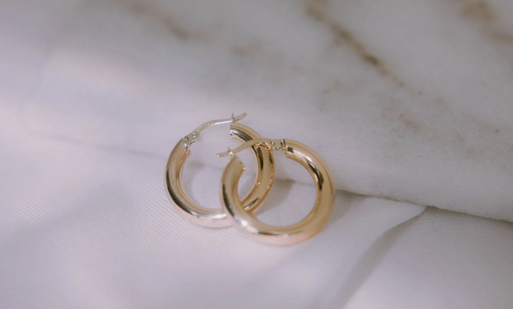 Produktabbildung auf Marmor