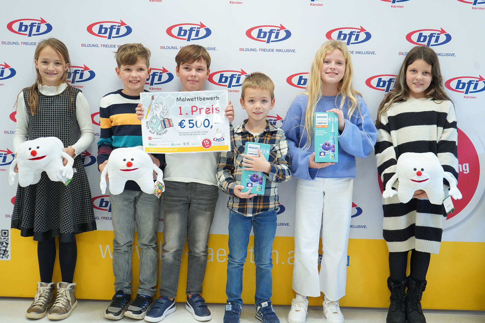 Kinder, die beim Malwettbewerb des bfi-Kärnten gewonnen haben