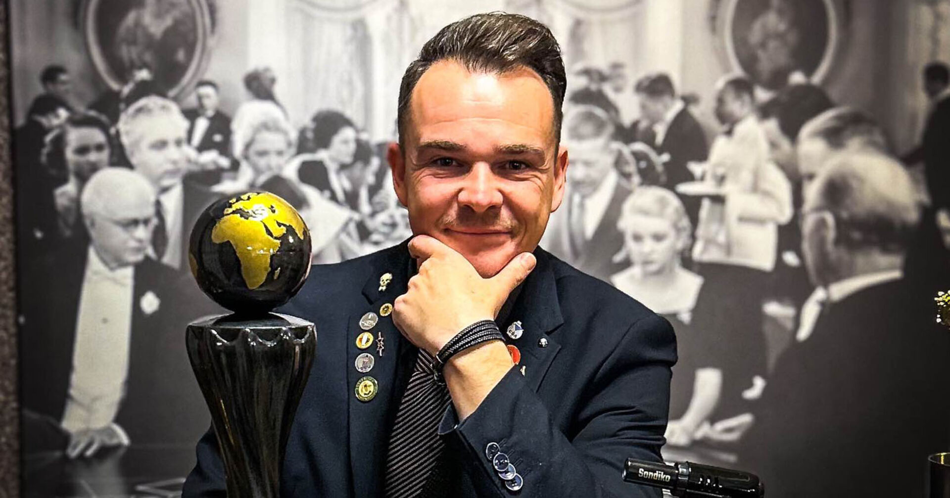 Barkeeper Dominik Wolf mit dem Staatsmeister-Pokal