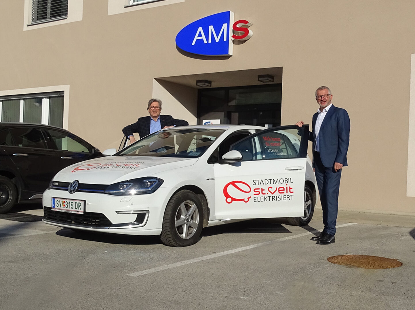 Manfred Rader und Günter Krassnig vor E-Mobil