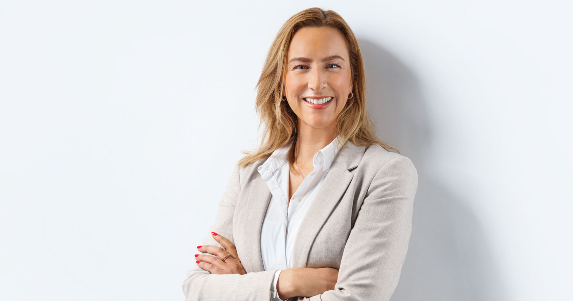 Porträt mit vor der Brust verkreuzten Armen