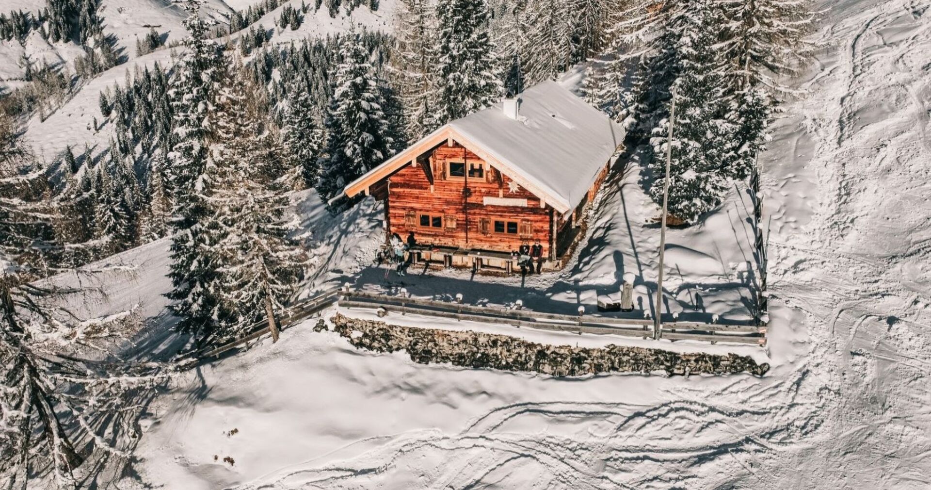 Verschneite Skihütte in Werfenweng