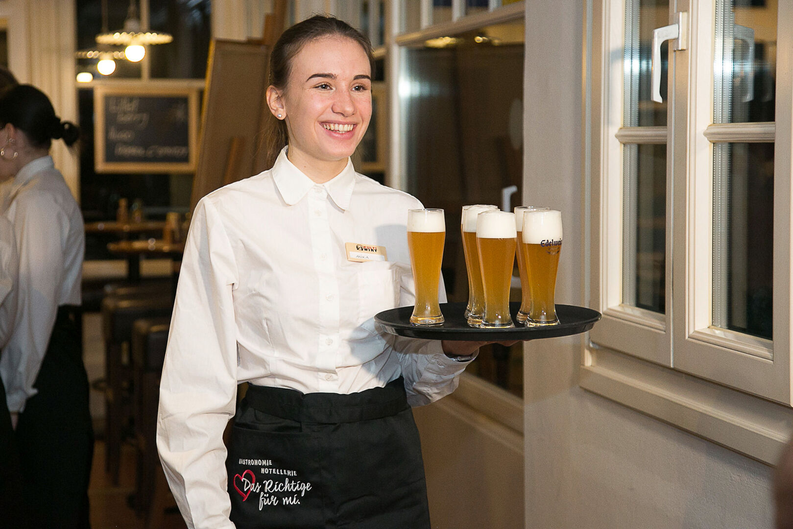 Kellnerin mit Bier | Credit: Cityfoto