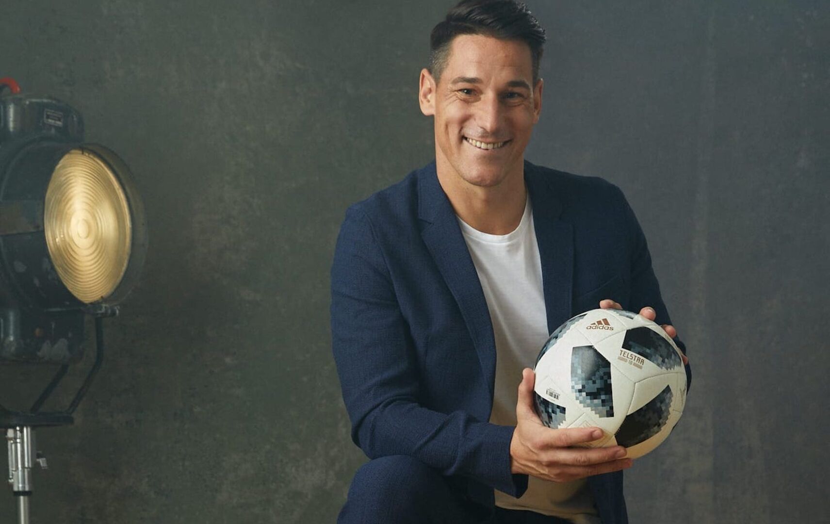 Porträt mit Fussball in den Händen