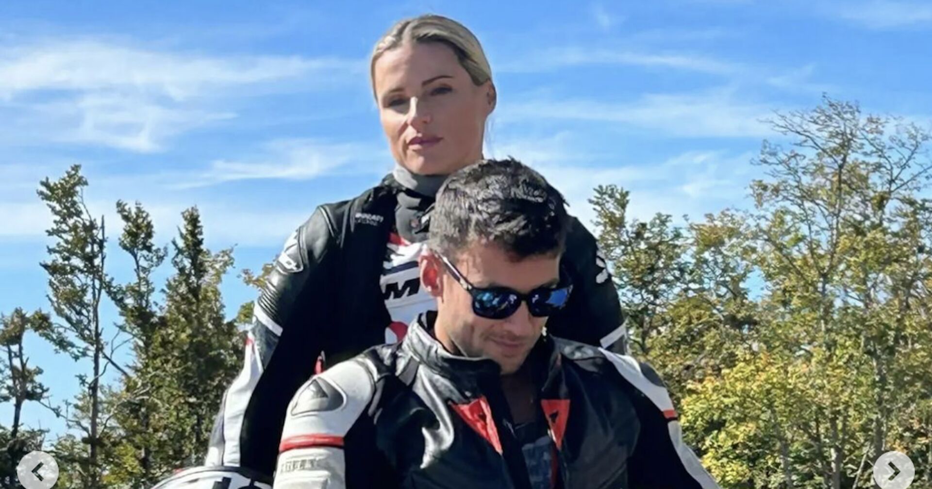 Porträt der beiden auf dem Motorrad, sie blickt in die Kamera