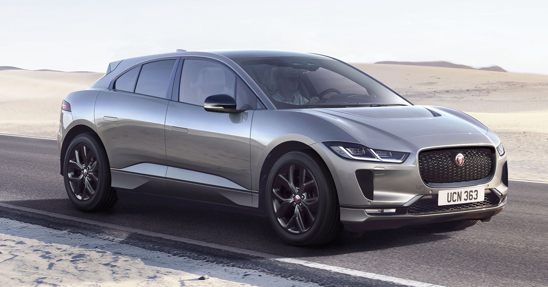 Der Jaguar I-Pace fährt auf einer Straße durch eine Wüstenlandschaft