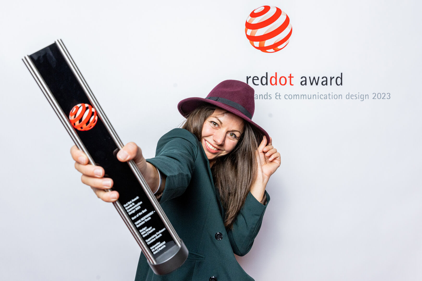 Mila Weger mit Hut und Red Dot Award