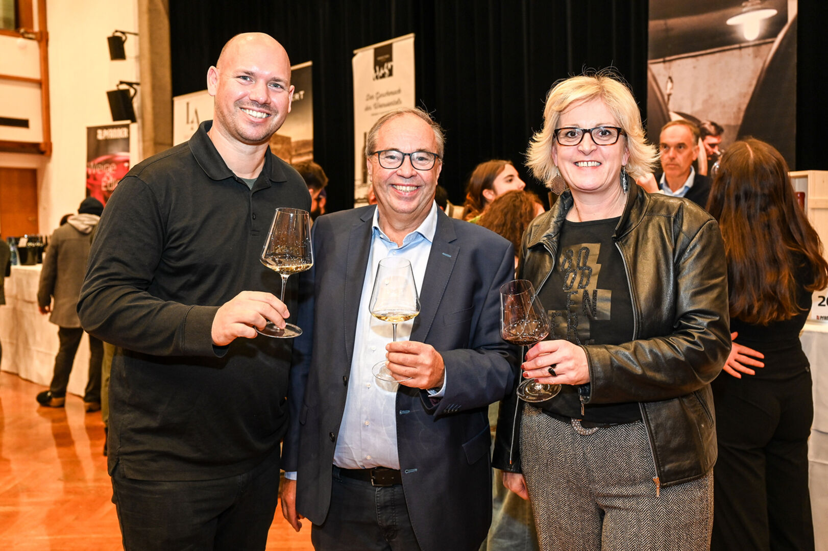 Walter Pfanner (Pfanner &amp; Gutmann) (mi.)  mit Viktor Kattinger (Gastronomie und Handel) (li.) und Ulrike Hager (Marketingleitung) von Österreich Wein Marketing GmbH