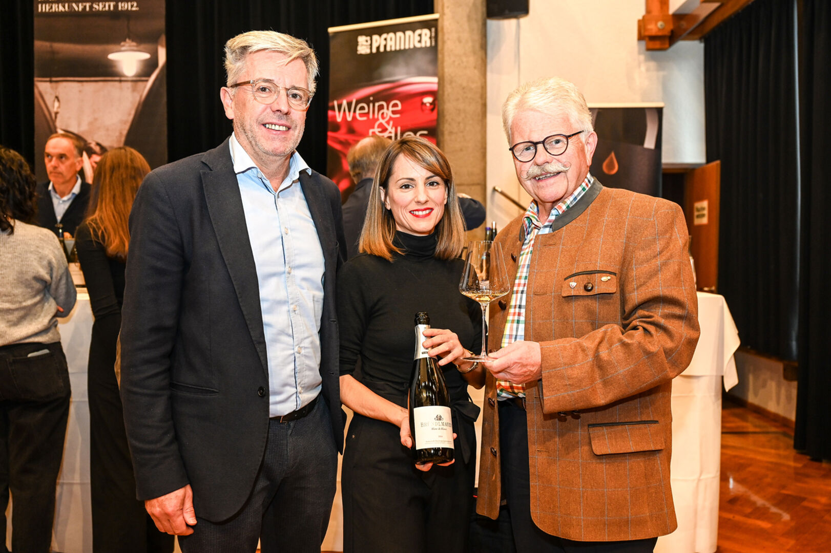Anna Alackner-Lang (Pfanner &amp; Gutmann) mit Richard Zünd (Sternen Hotel Wolfurt) (li.) und  Diplomsommelier Willi Hirsch (re.)