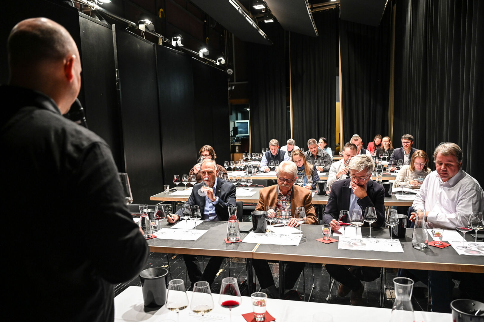 Masterclassteilnehmer Günther Meindl (Berghof Lech), Richard Zünd (Sternen Hotel Wolfurt), Weinritter Maximilian Forstner und Diplomsommelier Willi Hirsch