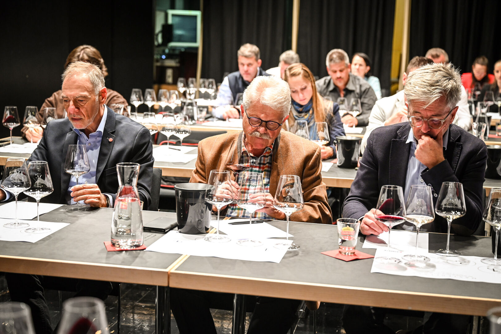 20 begeisterte Weinfachleute bei der „Masterclass der Österreich Wein Marketing GmbH“ unter der Leitung von Ulrike Hager und Viktor Kattinger dabei.