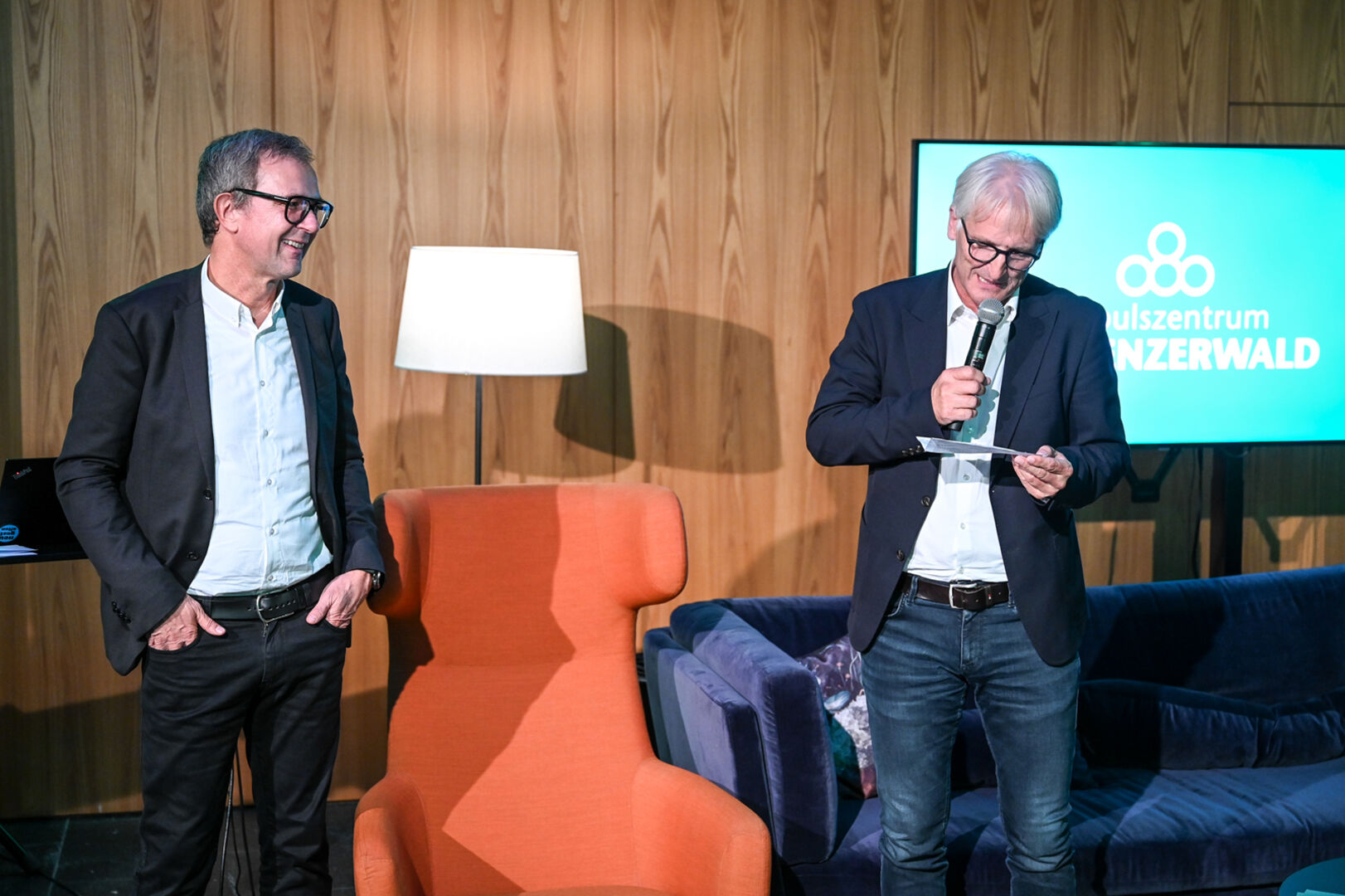 Der Egger Bürgermeister Paul Sutterlüty erntete Applaus für seine humorvolle Impulszentrum Bregenzerwald-Beschreibung durch „Chat-GPD“.