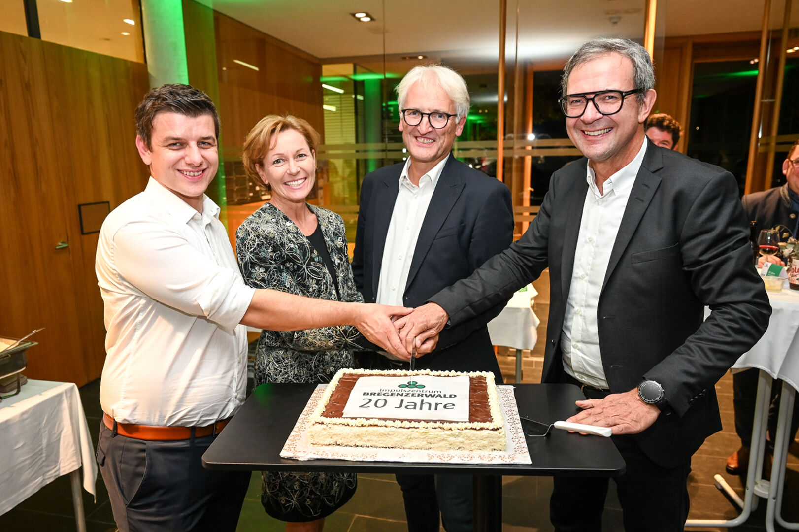 Anschnitt Geburtstagskuchen: Clemens Sutter, Martina Rüscher, Karlheinz Rusch und Bernhard Ölz