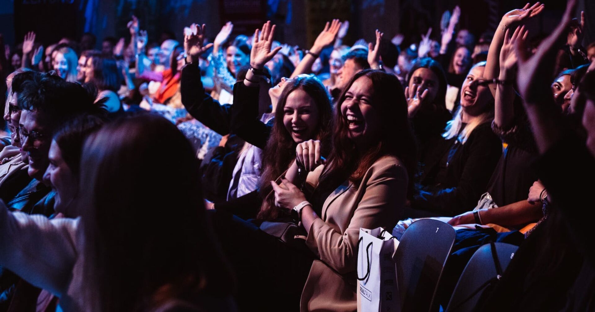 Publikum applaudierend, in einem Saal