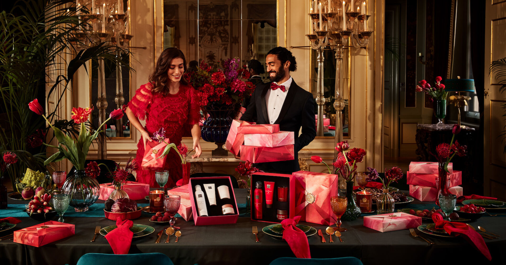 Opulent Gedeckte Weihnachtstafel, Mann und Frau dahinter stehend