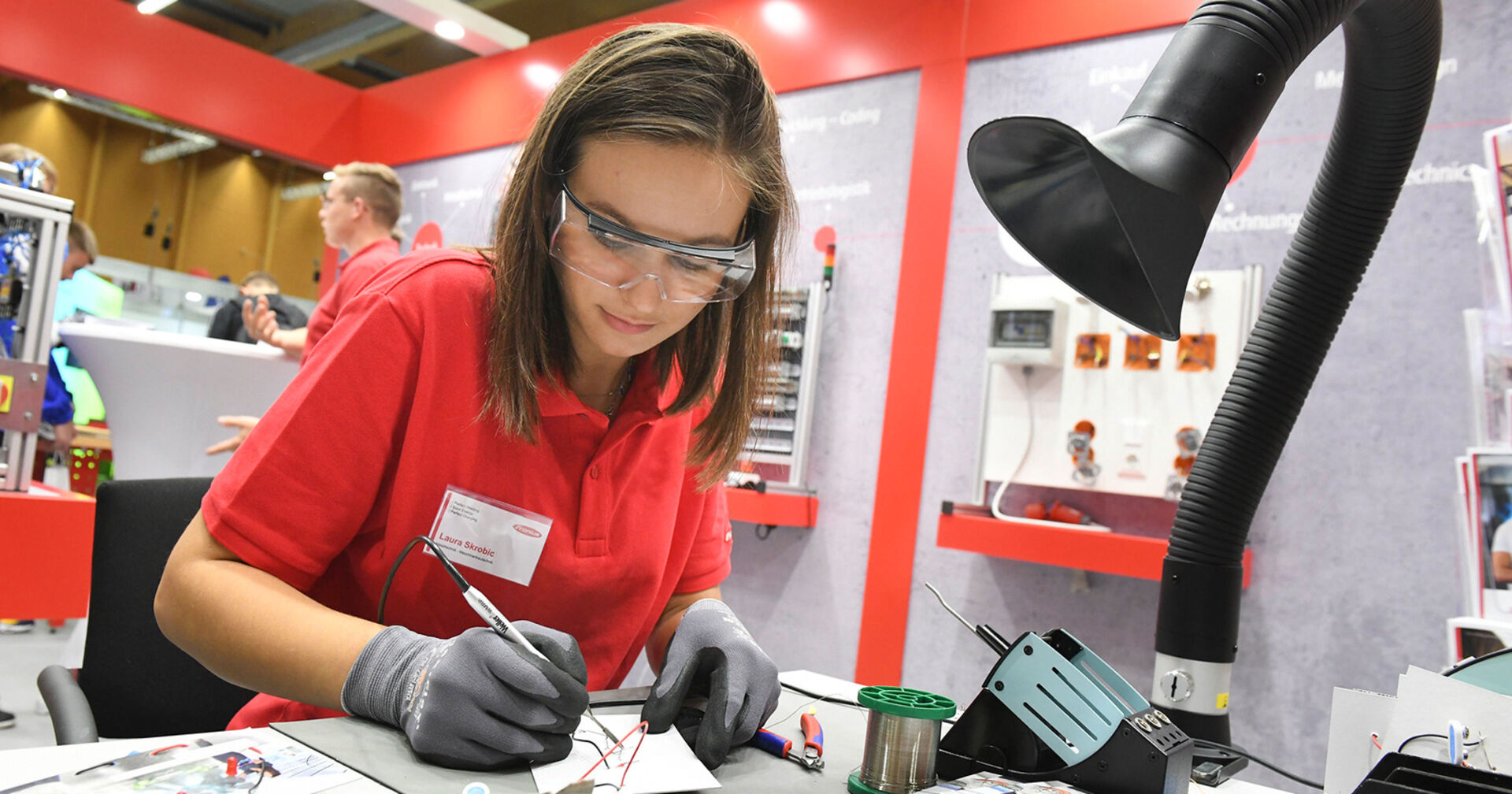 Junge Frau bei der Arbeit | Credit: Roebl