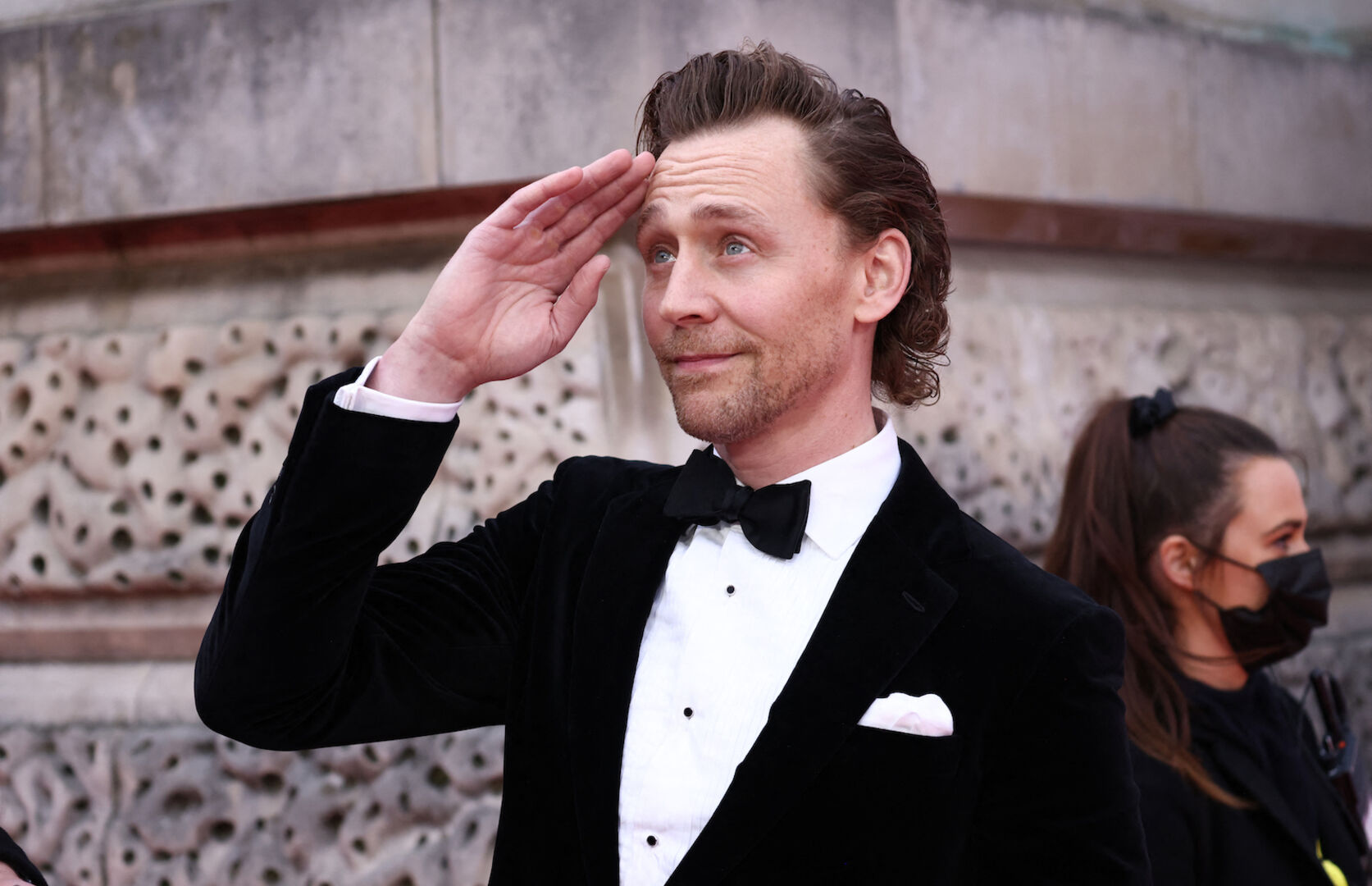 Porträt im Smoking mit militärischem Gruß