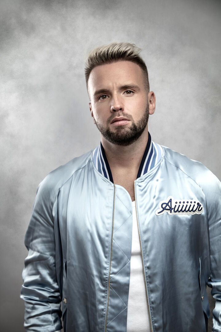 Mann mit blau-silberner Jacke an