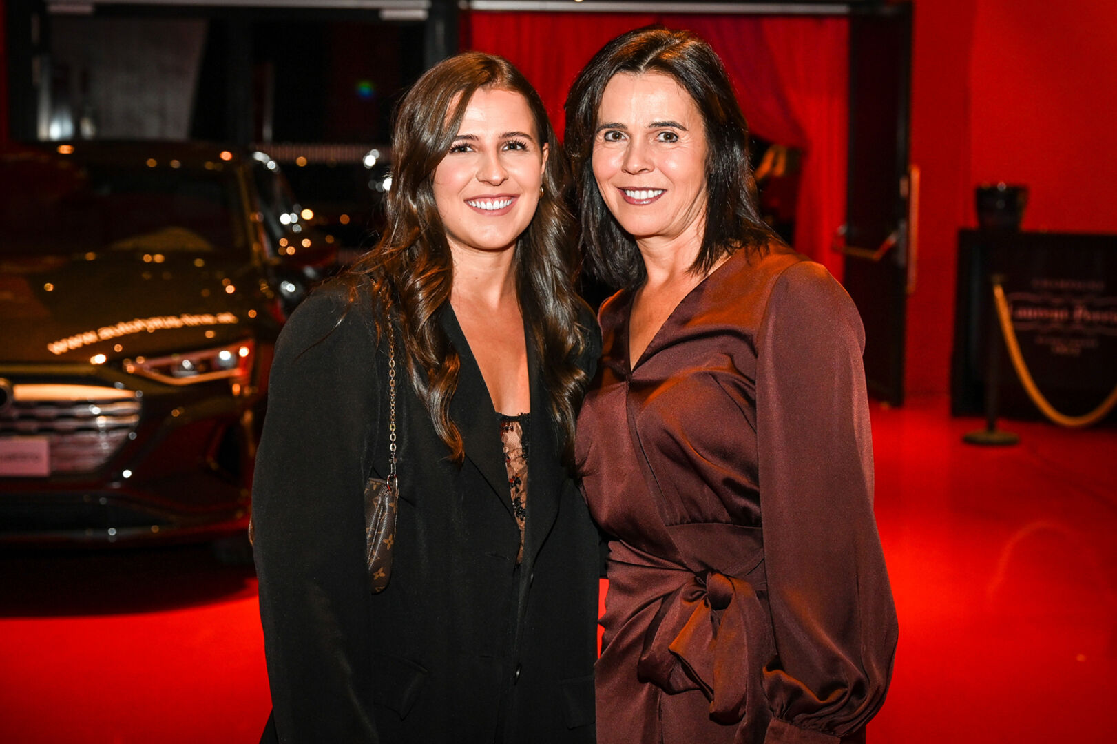 Linda Gabriel (GABsolution, Nenzing) mit Künstlerin und Mama Maria Gabriel aus Bludenz. Sie malte die LOVE-Bilder im Variete