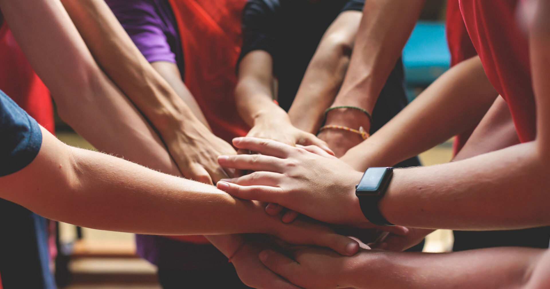 Viele Hände liegen übereinander und bilden einen Stapel