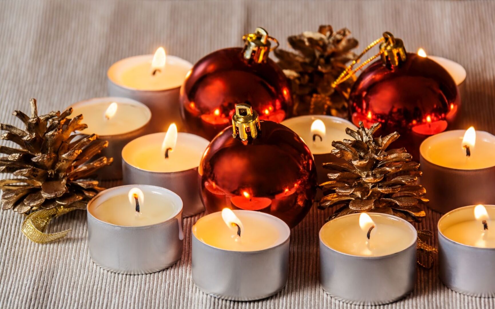 Teelichter und Christbaumkugeln