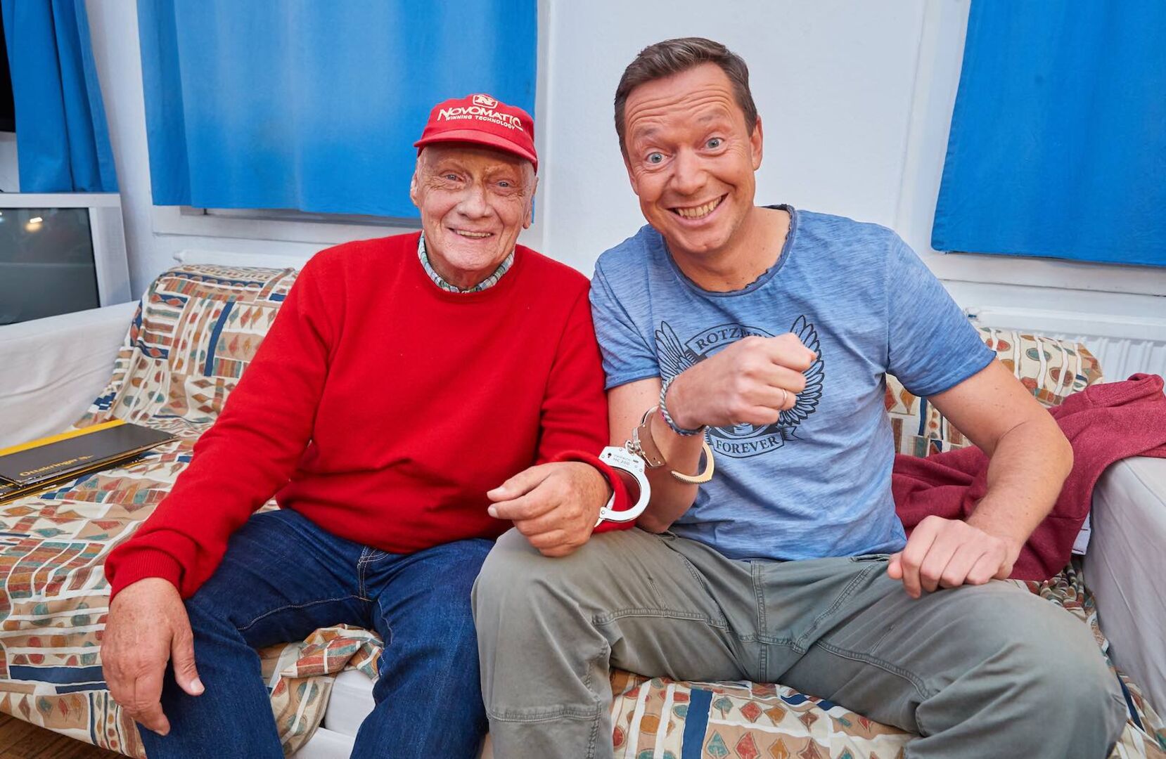 Alex Kristan und Niki Lauda auf dem Sofa sitzend