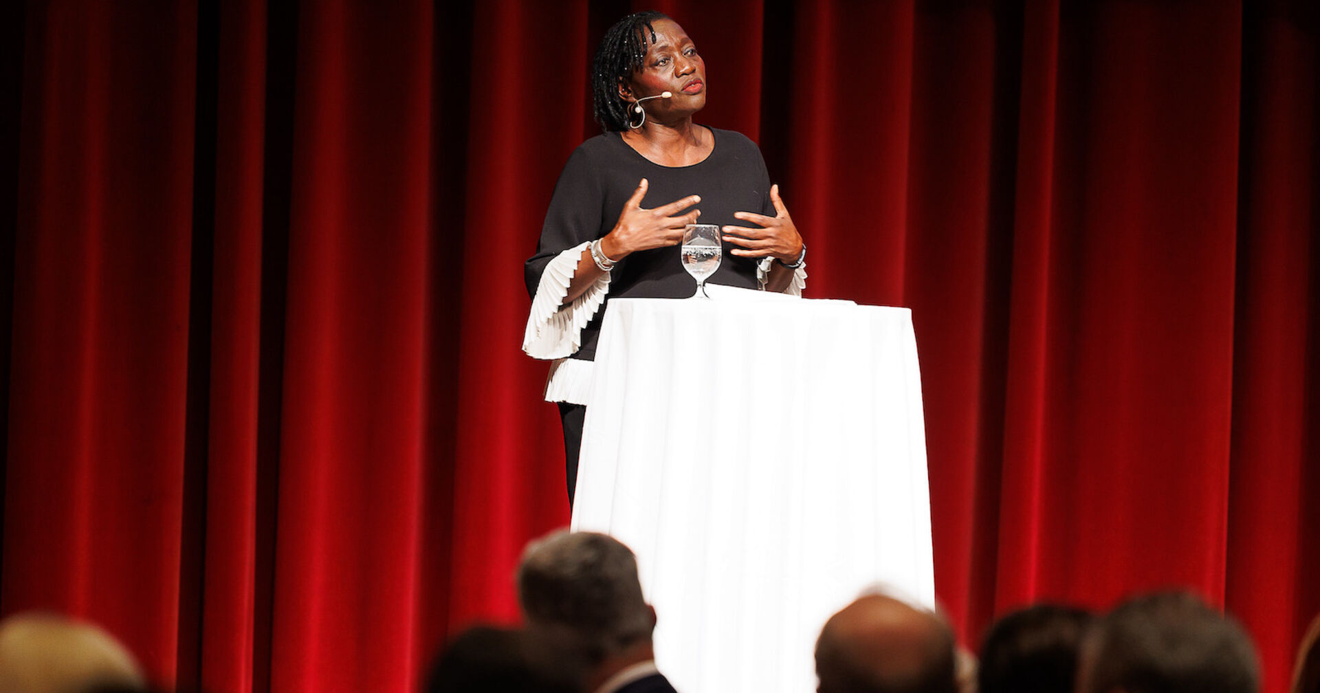 Auma Obama vor einem roten Vorhang | Credit: Florian Wieser