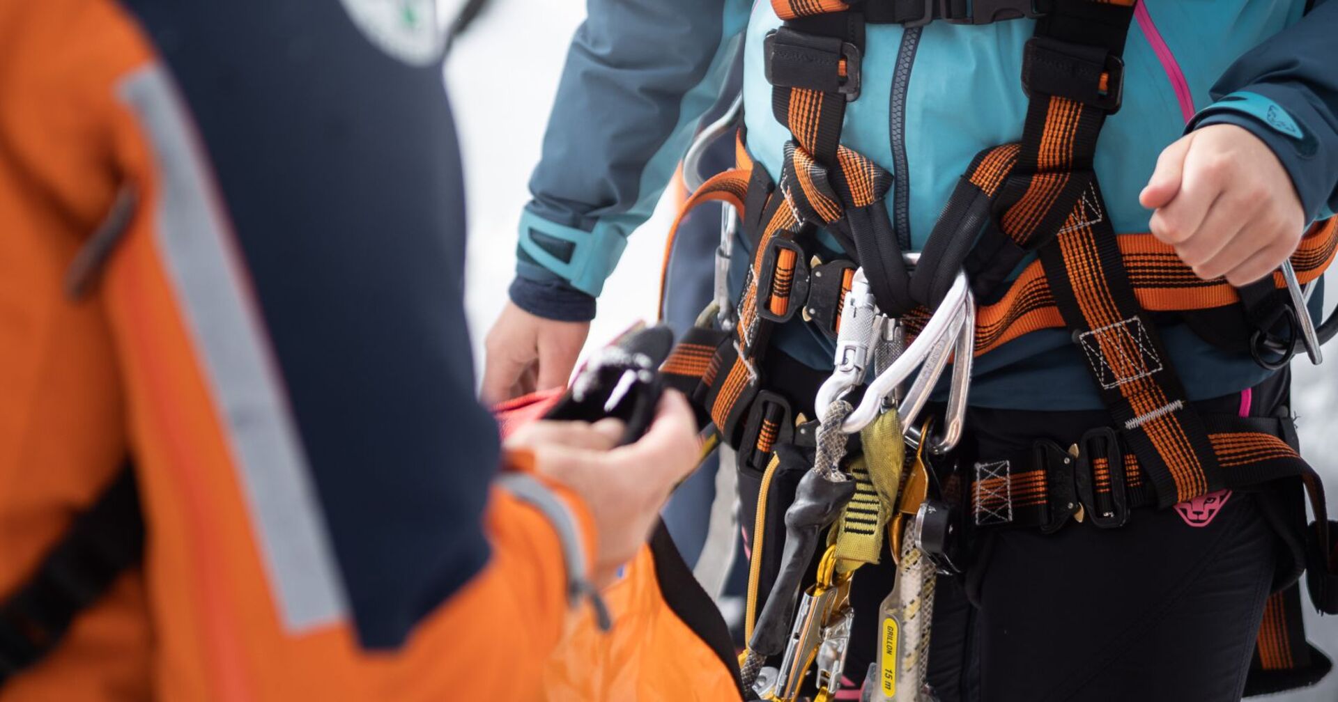 Bergrettung bereitet einen Mann zur Abseilung vor.
