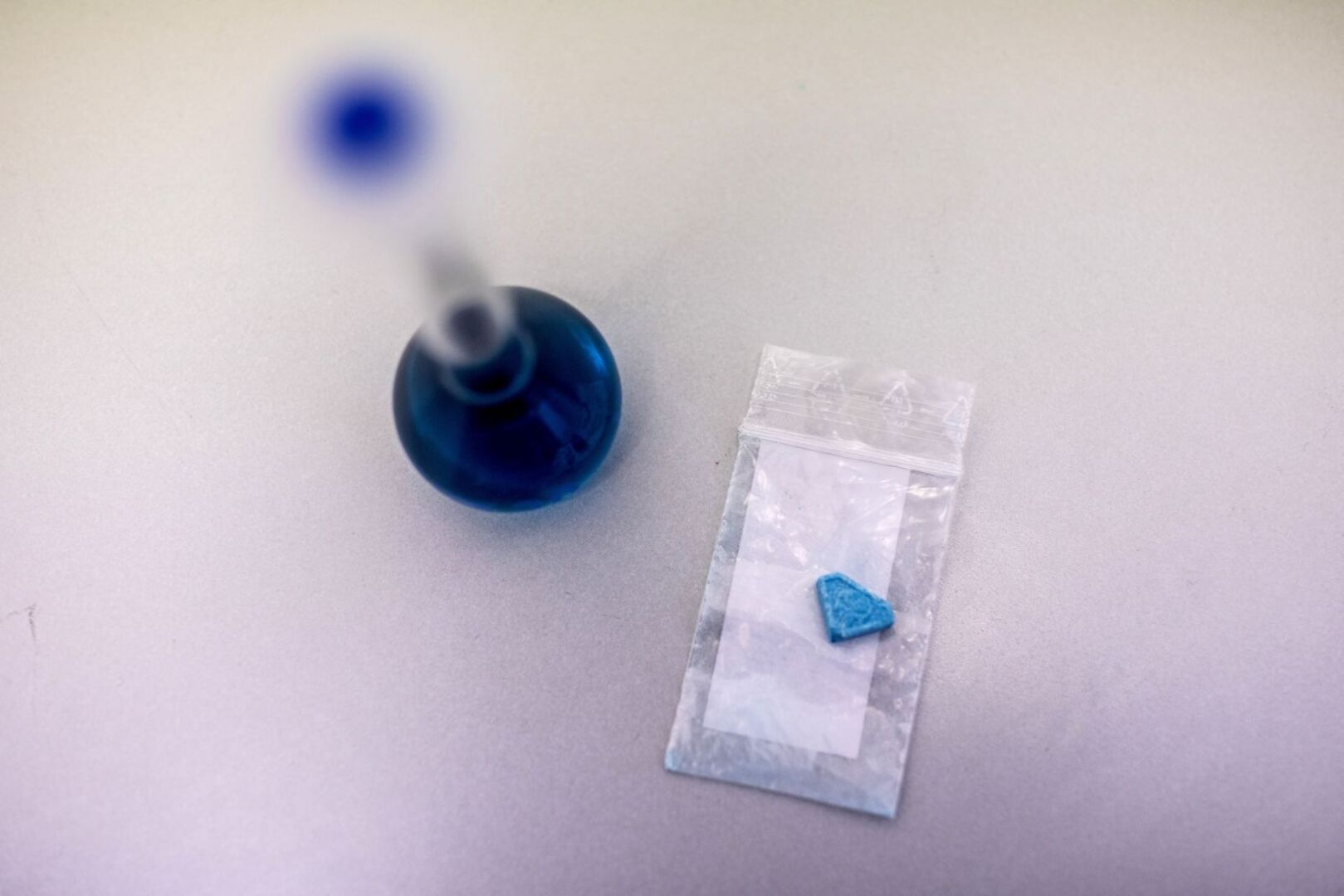 &quot;Blue Punisher&quot;-Pille in einem Säckchen.