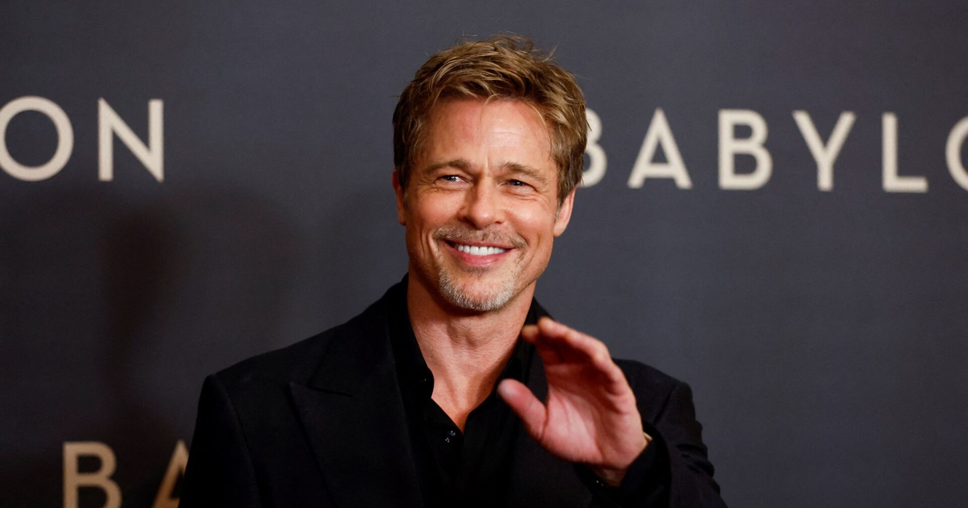 Brad lächelt in Kameras