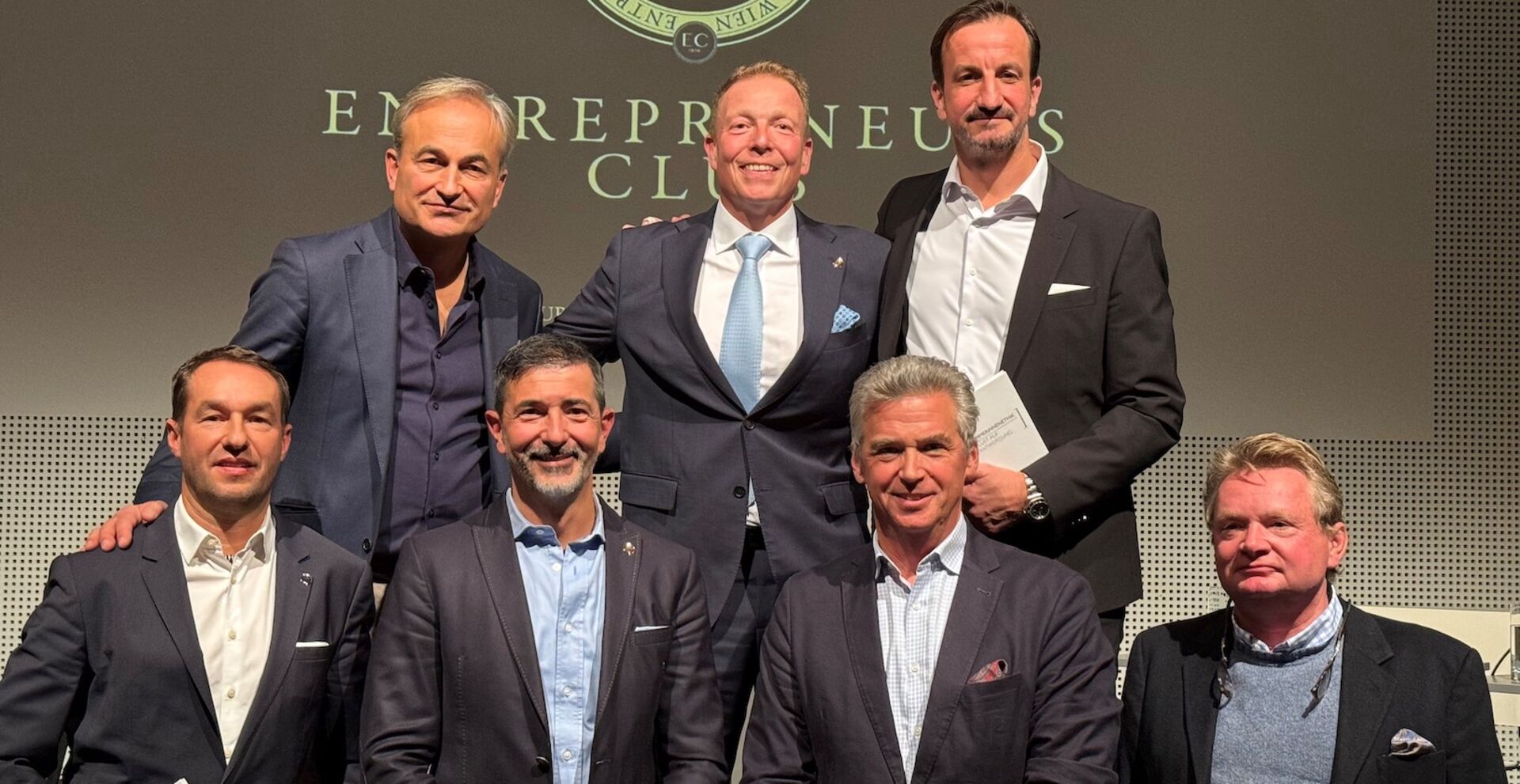 Autoren bei der Buchpräsentation auf der Bühne | Credit: Leadersnet.at / P. Leitenmüller