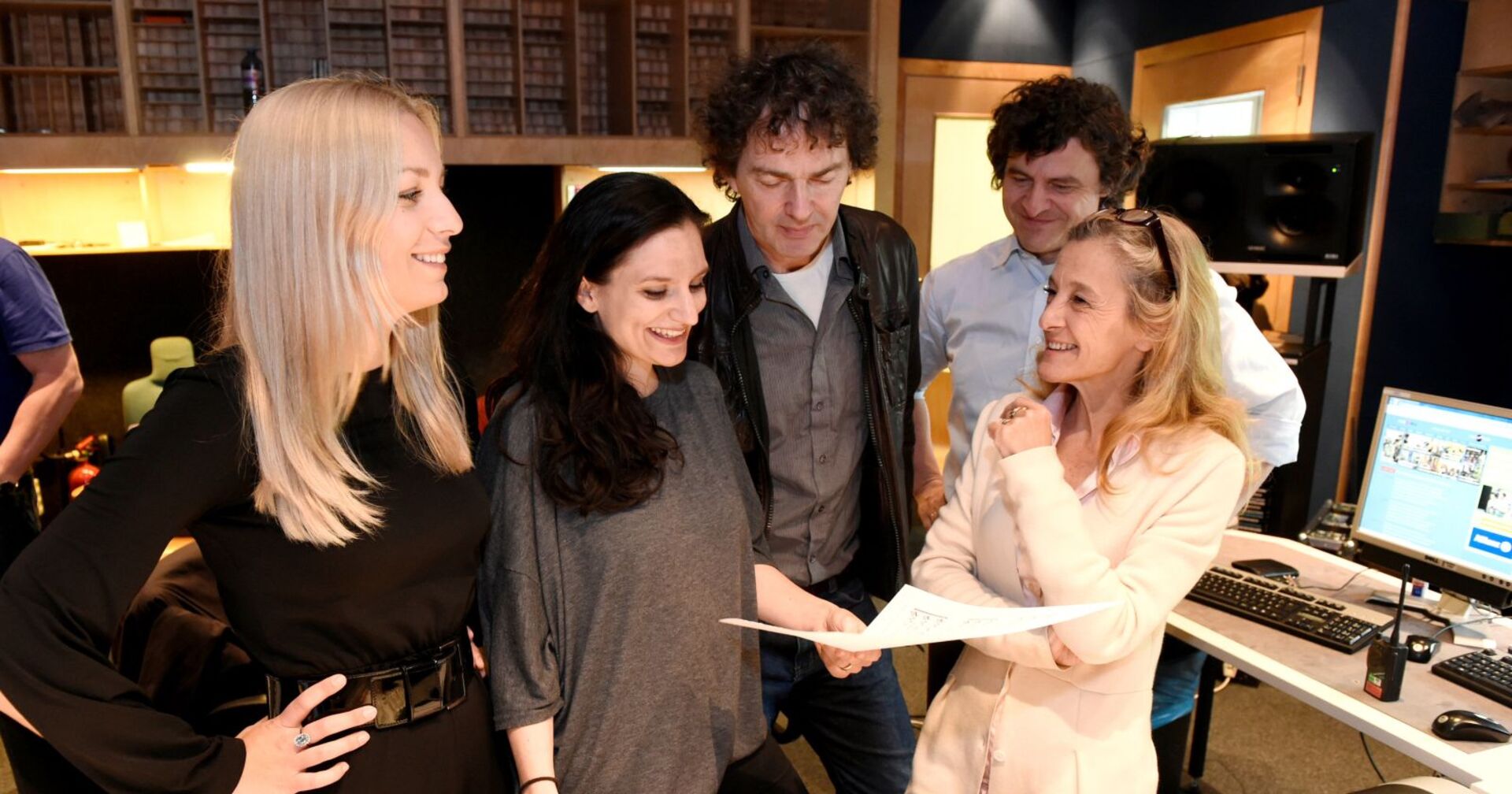 David Bronner (mitte) im Tonstudio.