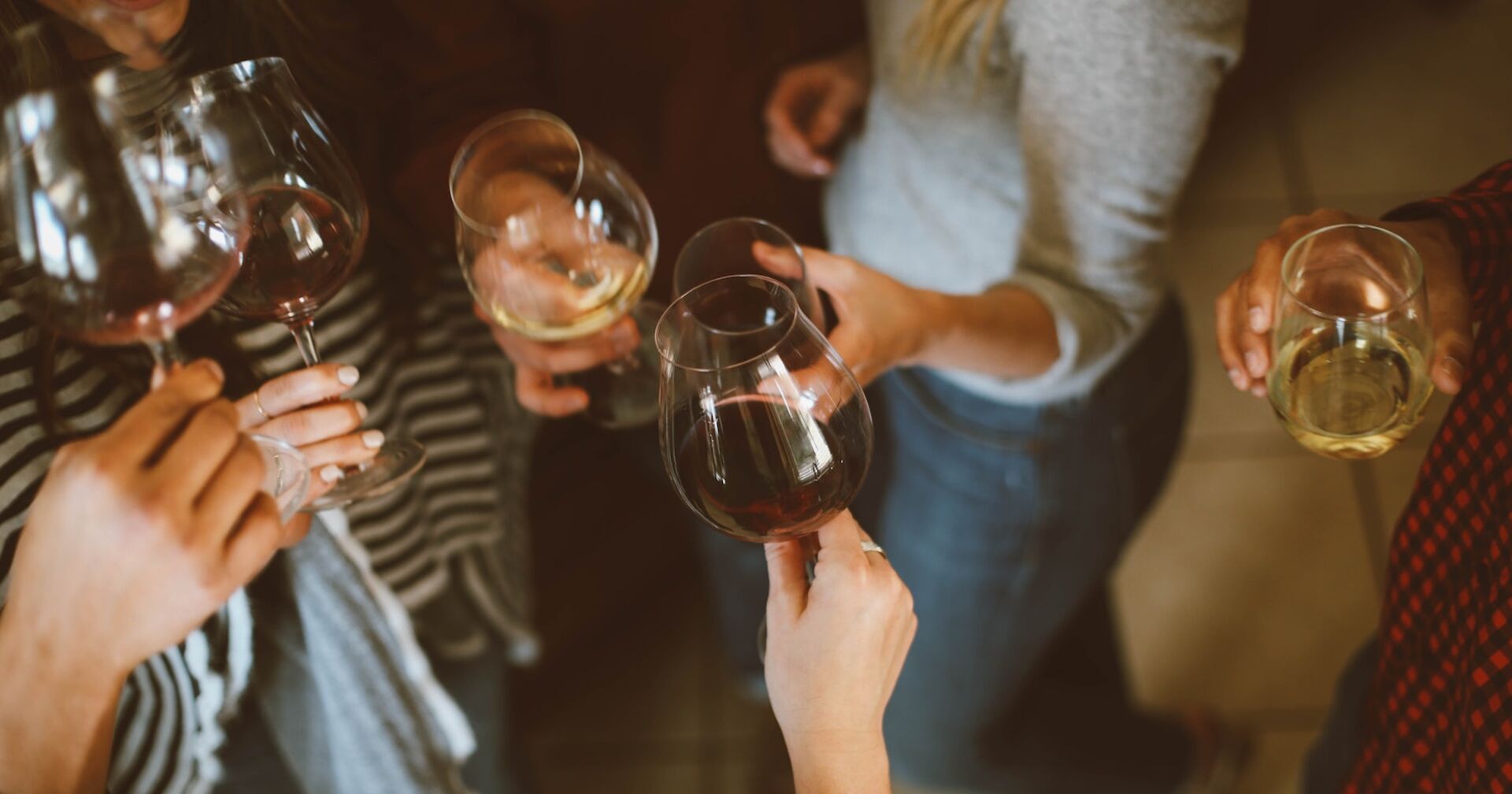 Viele Weingläser, die anstoßen auf einer Party.