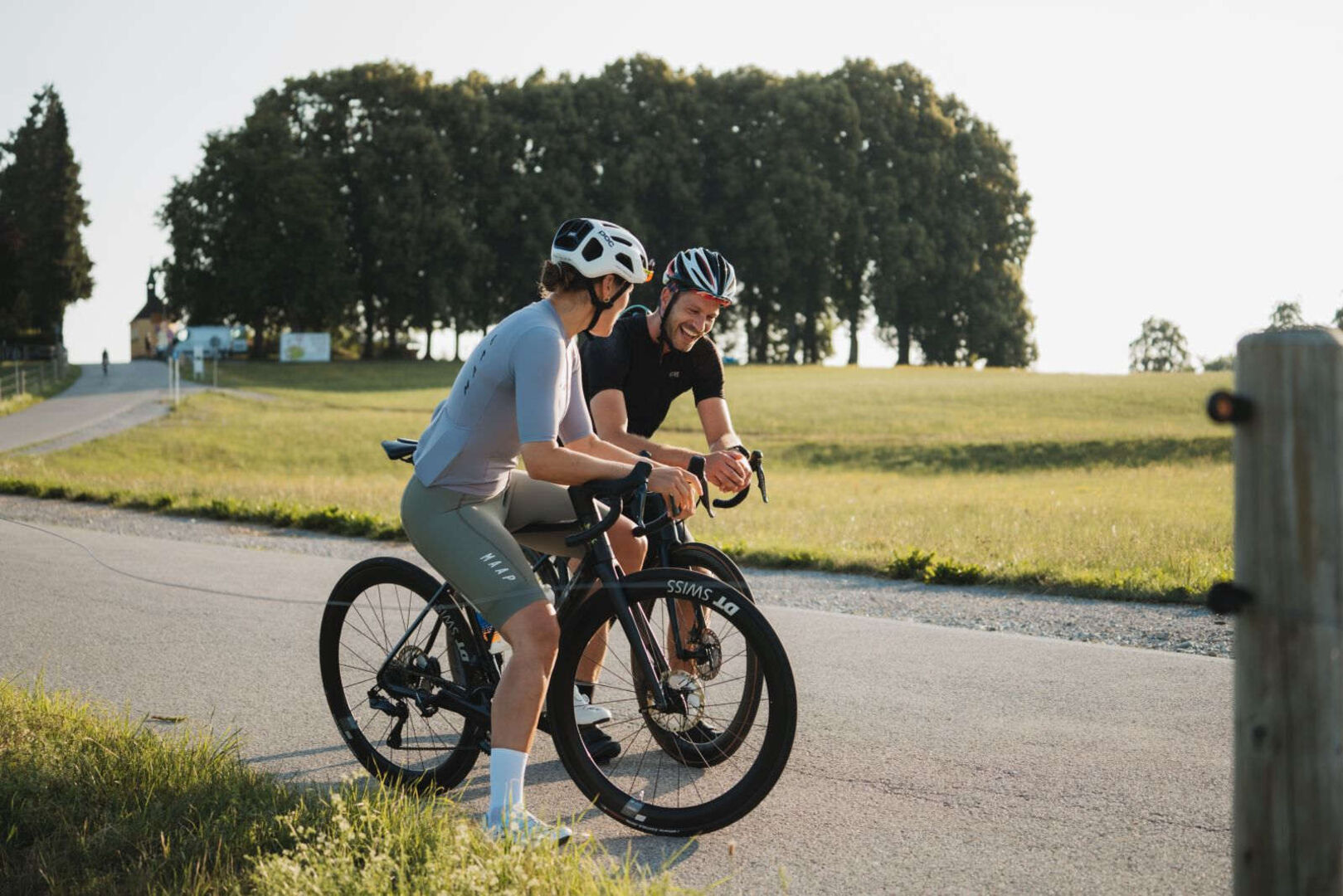 Florian Senoner beim Fahrradfahren mit einer Freundin.