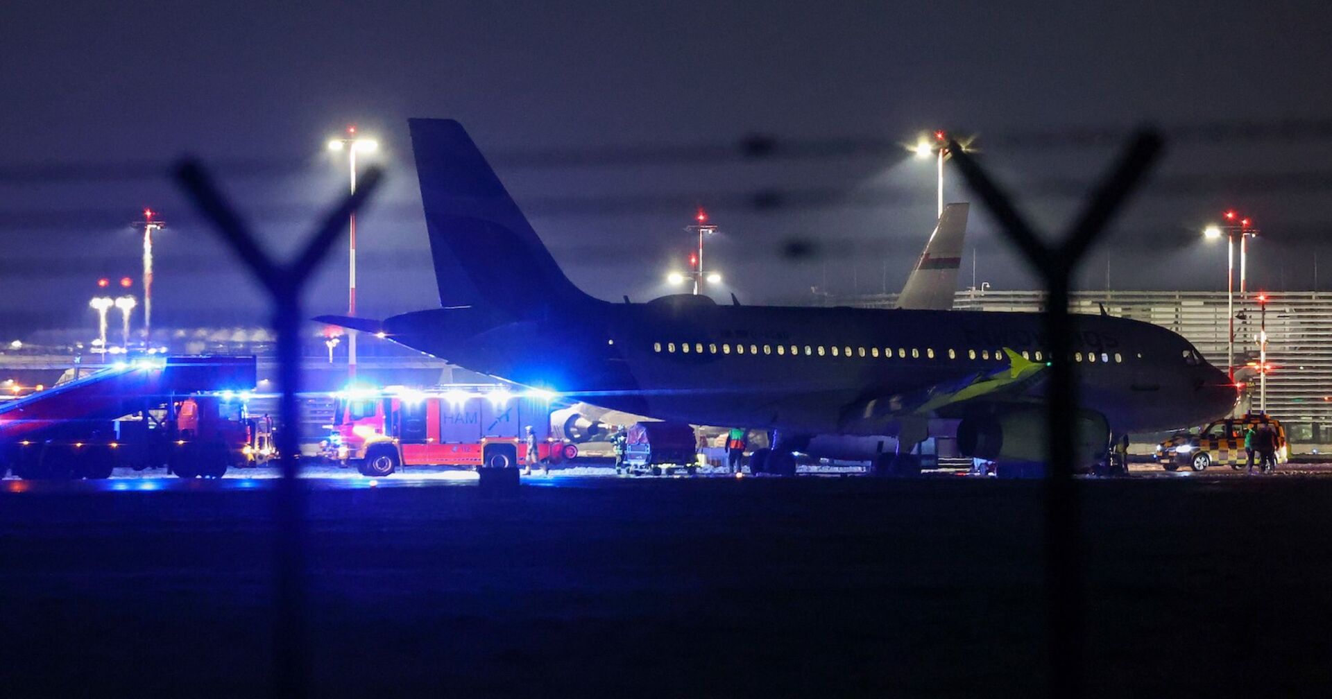 Das verunfallte Flugzeug und ein Feuerwehrauto.