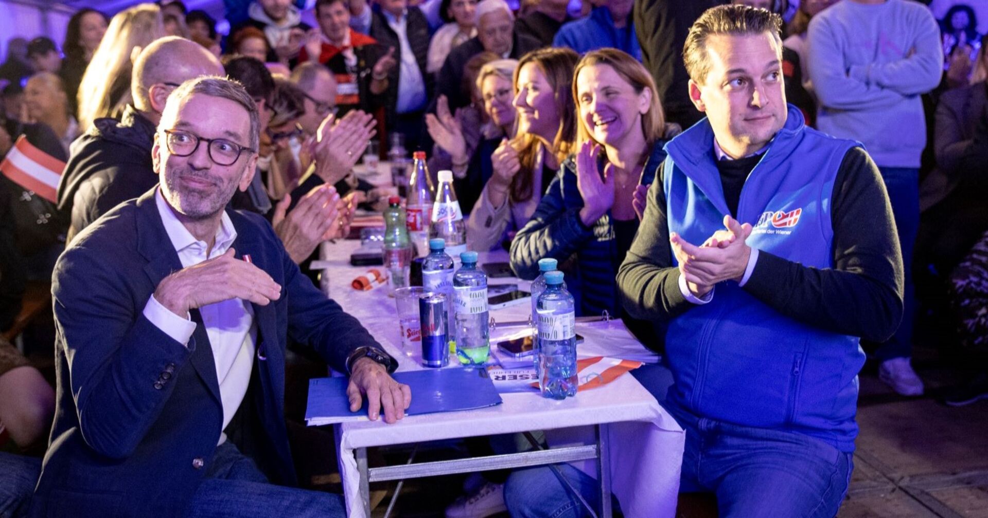 Herbert Kickl und Dominik Nepp im Festzelt der FPÖ