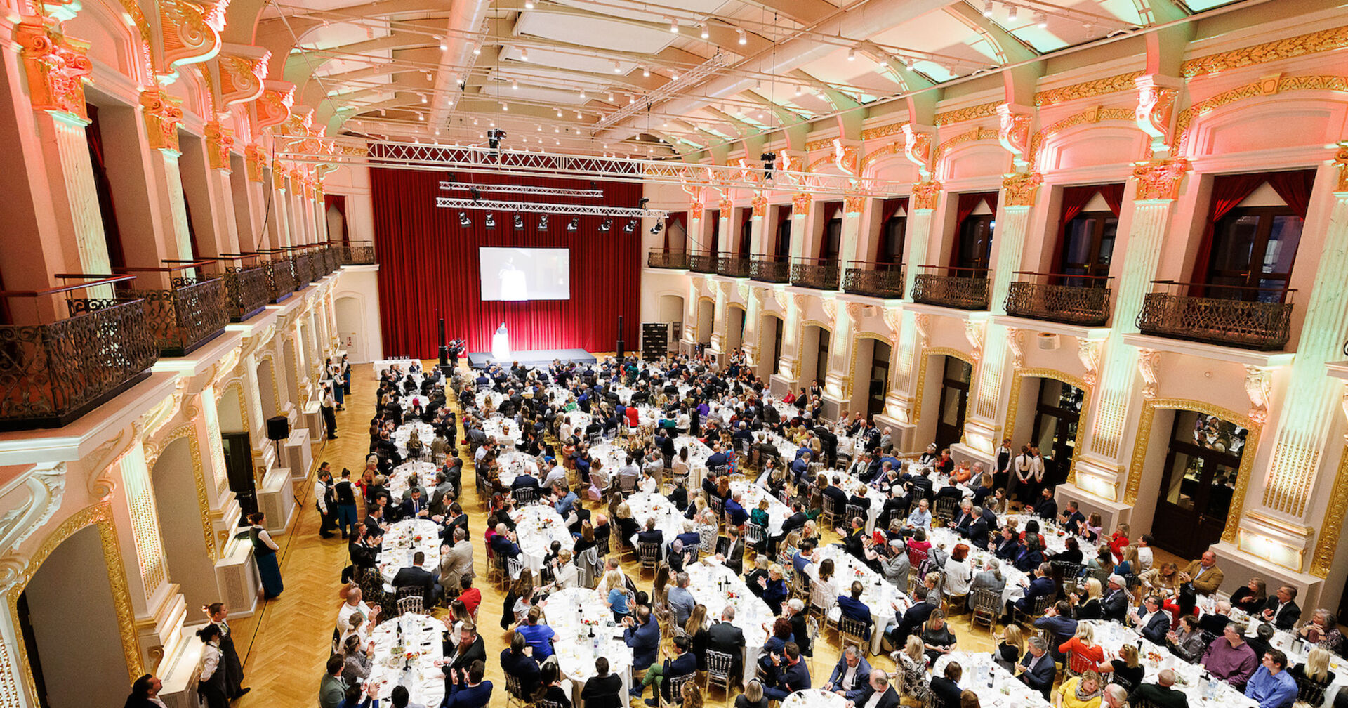 Gala-Gäste an den Tischen in den Wiener Sofiensälen  | Credit: Florian Wieser