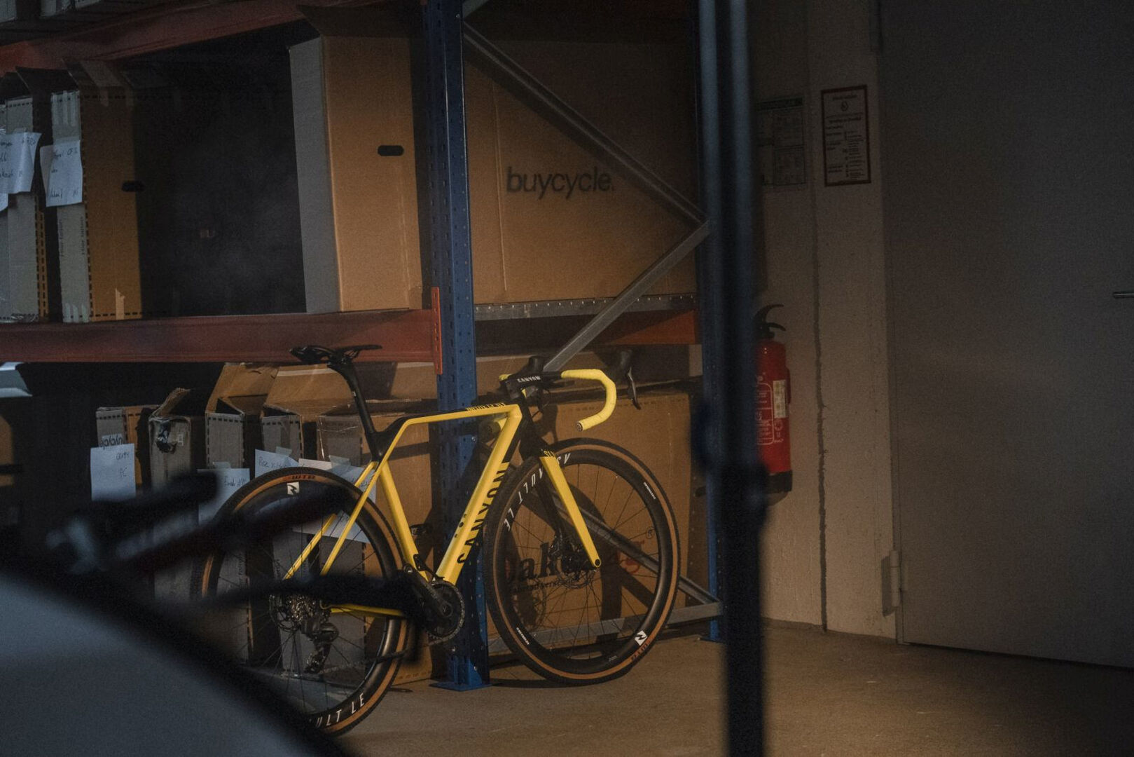 Ein Fahrrad in einem Lagerraum.