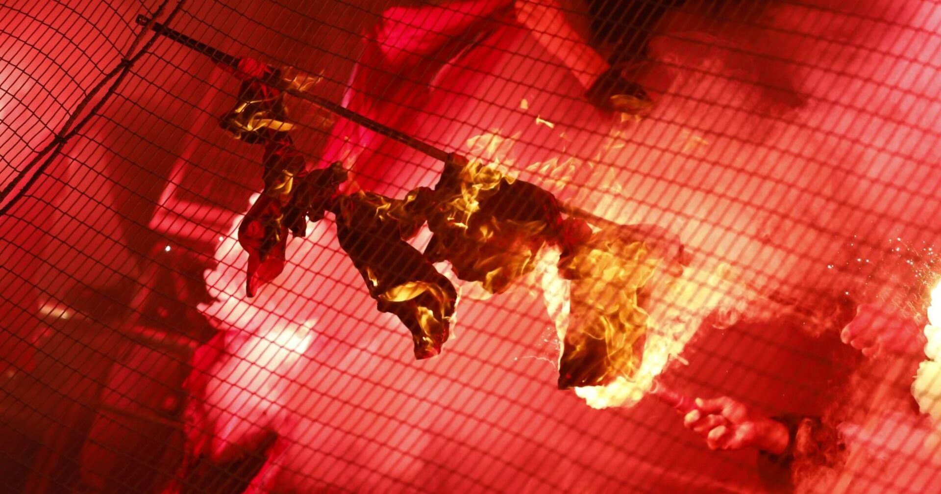 Eine brennende Fahne im Stadion