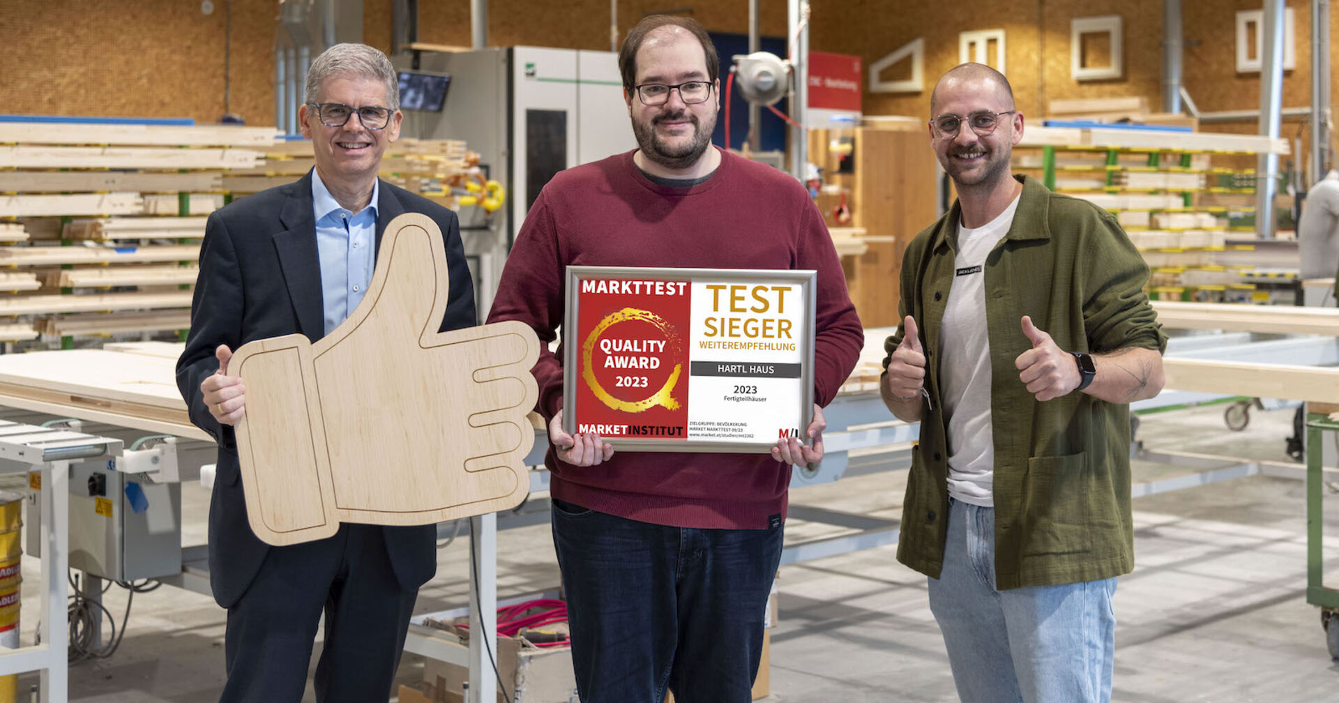 Hartl Haus-Geschäftsführung mit dem Quality Award-Zertifikat | Credit: Hartl Haus