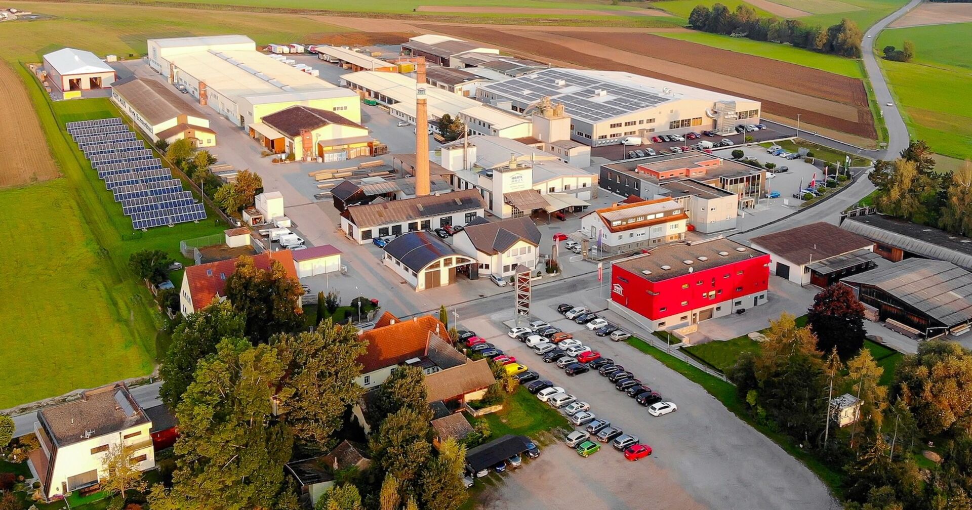 Luftbild des Hartl Haus-Betriebes im Waldviertel | Credit: Hartl Haus