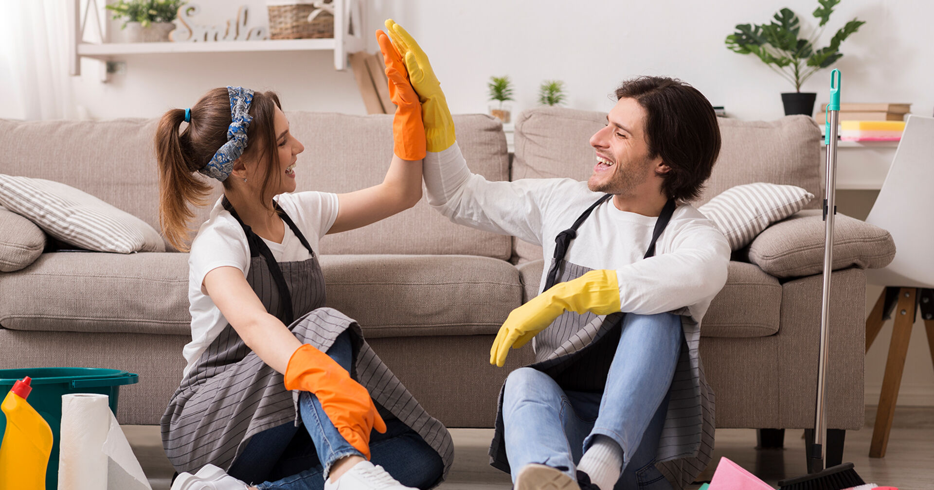 Mann und Frau reinigen das Zuhause | Credit: iStock.com/Prostock-Studio