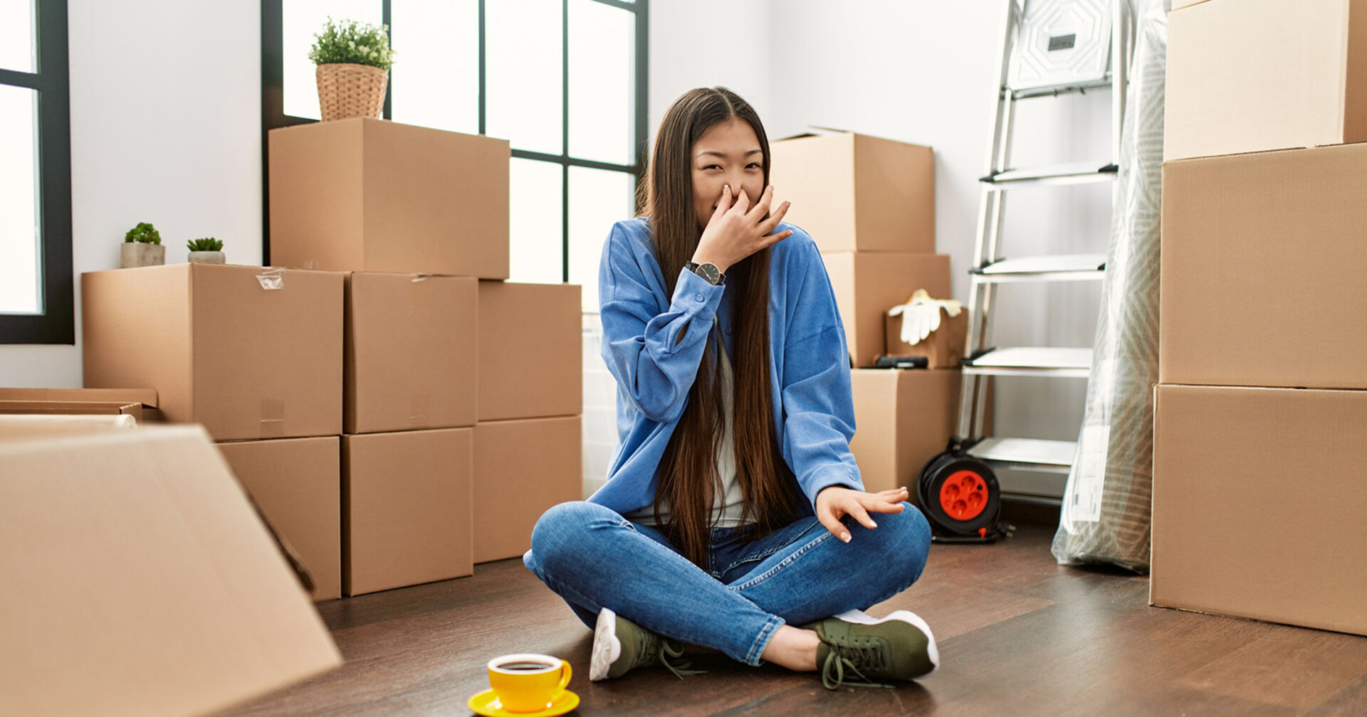 Frau hält sich die Nase zu | Credit: iStock.com/AaronAmat
